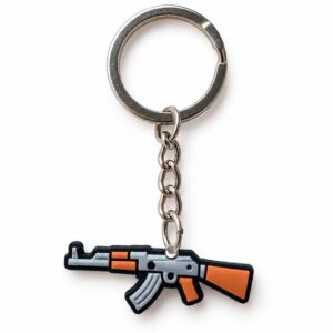 AK-47 sleutelhanger in grijs en bruin-oranje. Enkelzijdig bedrukt, circa 3,5 × 1,5 cm en een opvallend accessoire voor gamers en verzamelaars.